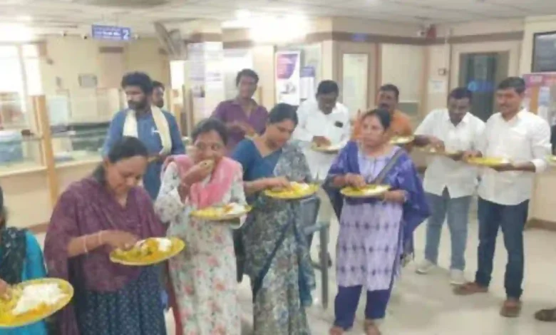 SBI Customers Protest Inside Branch, Demand Return of Pledged Gold Ornaments