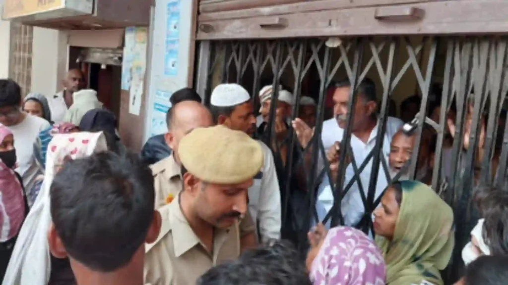 Customers Lock PNB Branch in Shamli Over Alleged Misappropriation of Lakhs by Bank Mitra