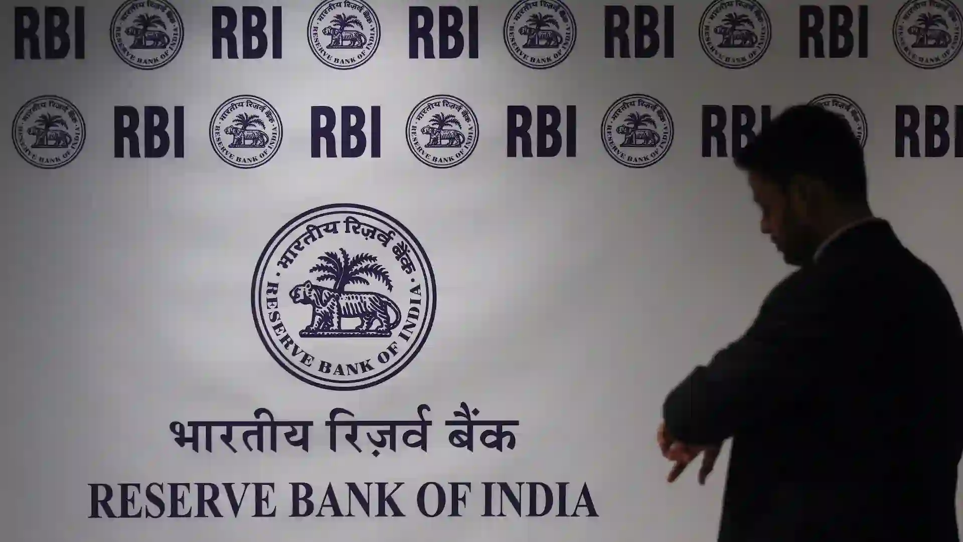 RBI Allows Banks to Offer Loans Against Foreign Currency Deposits, Explained!!