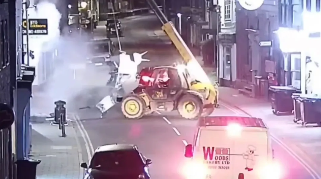 Daring ATM Robbery in England Captured on CCTV