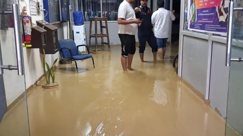 Water and Mud flood SBI Branch in Jhansi Uttar Pradesh due to bursting of pipeline.