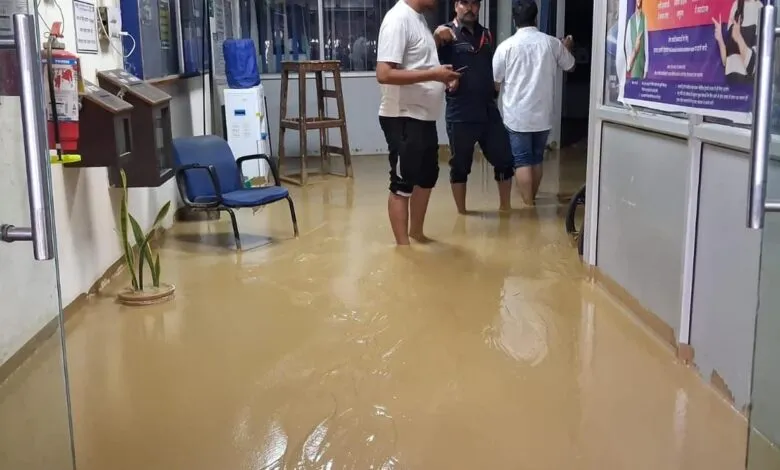 Water and Mud flood SBI Branch in Jhansi Uttar Pradesh due to bursting of pipeline.