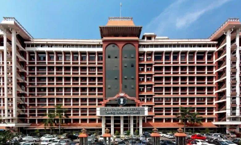 Kerala High Court Quashes Consumer Commission Order on Gratuity Claim, Says Retired Bank Employee Is Not a ‘Consumer’
