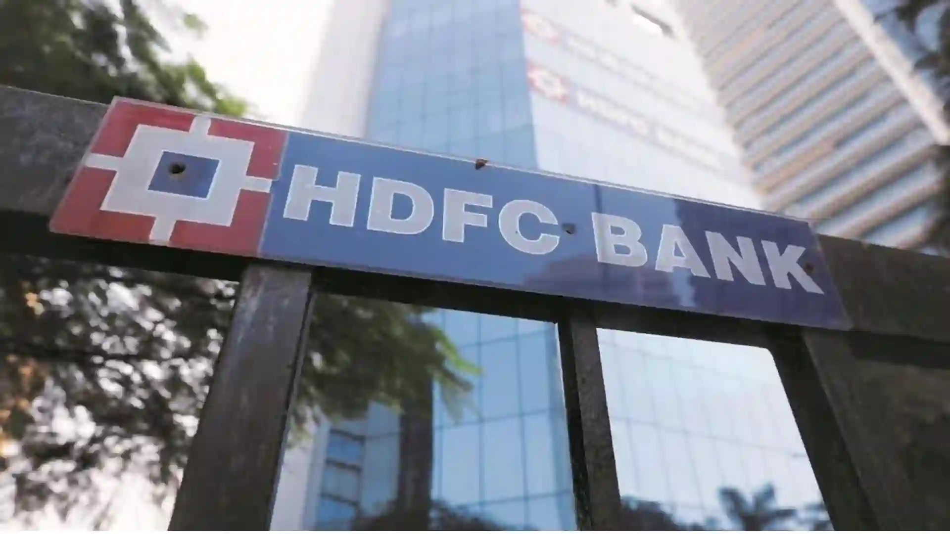 LIC increases stake in HDFC Bank from 4% to 10%