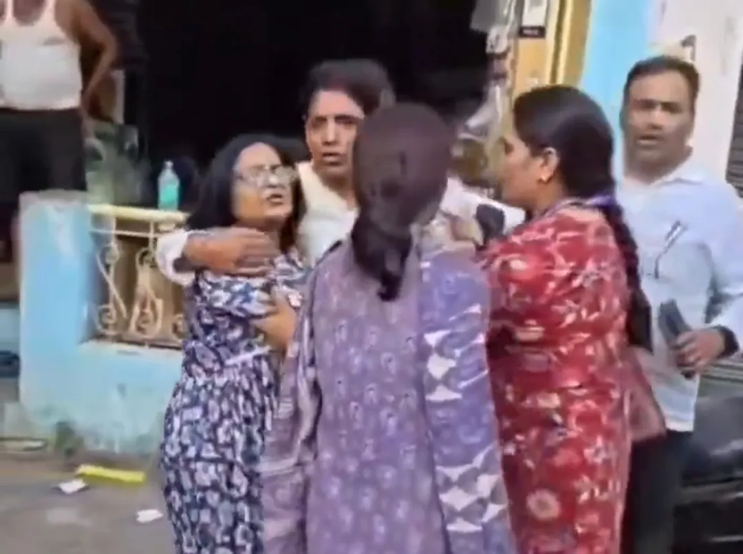 Video: GST Deputy Commissioner arrested taking Bribe in Varanasi