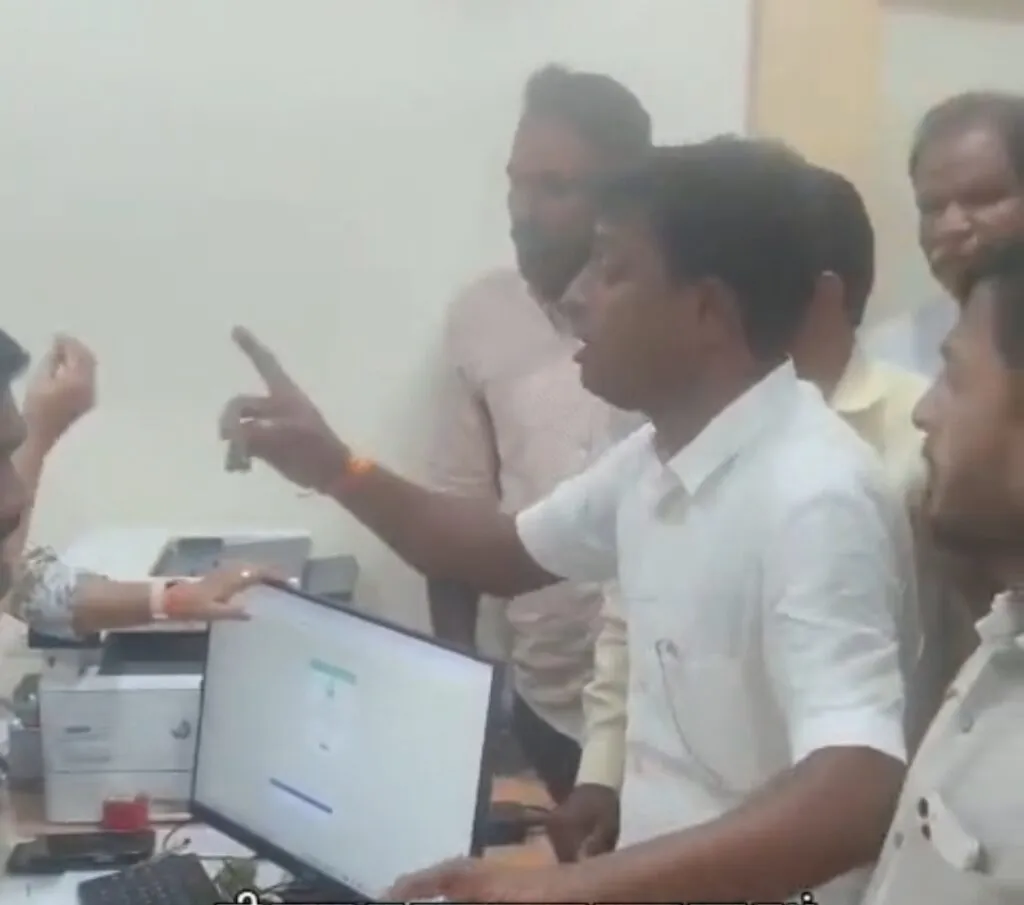 Bank of Maharashtra Manager physically assaulted in Maharashtra