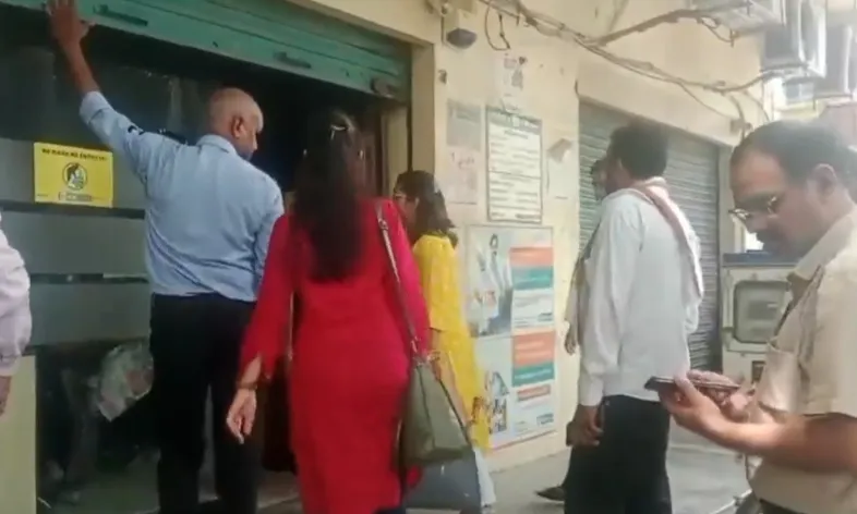 IDBI Bank Branch Locked in Mainpuri
