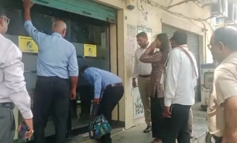 IDBI Bank Branch Locked in Mainpuri