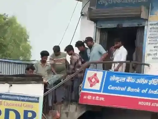 Customer creates chaos inside Central Bank of India