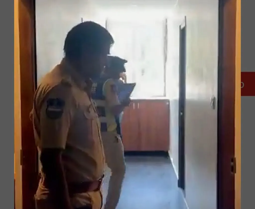 34 year old Female Bank Employee found dead in Hotel Room in Hyderabad