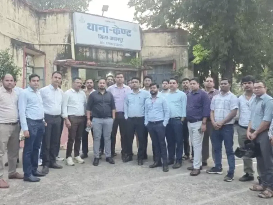 Bank employees also reached the Cantt police station and demanded action against the accused.