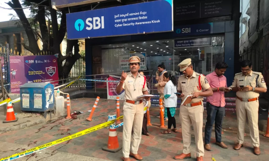 Robbers wearing Nighties stole Cash from SBI ATM in Telangana