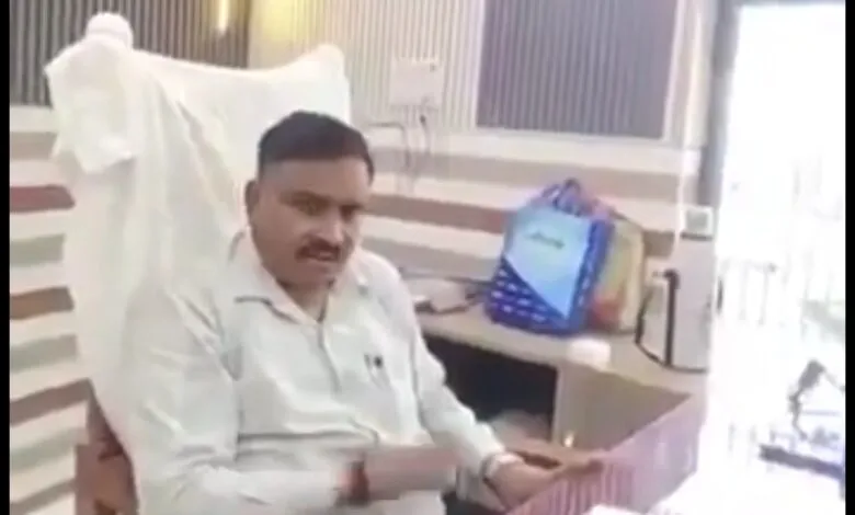 BDO in Kasganj Uttar Pradesh demands Bribe Openly