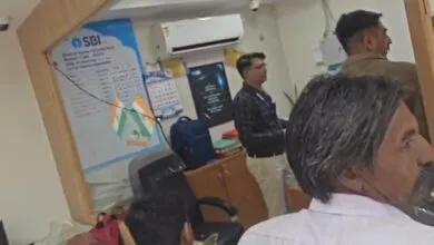 Customer attacks SBI Employees with Axe in Gujarat