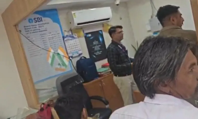 Customer attacks SBI Employees with Axe in Gujarat