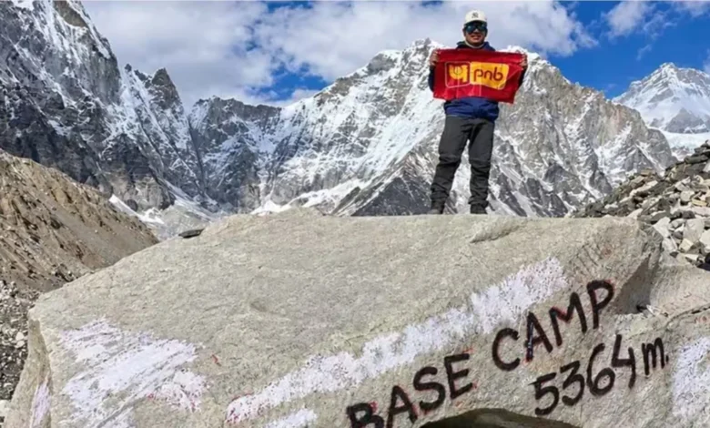 Hearing Impaired PNB Manager from Karnal Treks 130 Km to Everest Base Camp, Hoists Bank Flag